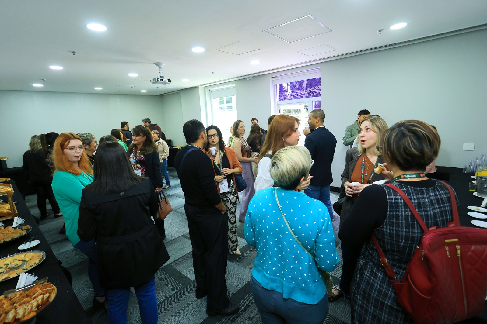 Participantes conversando durante o coffee break do Member Day 2025.